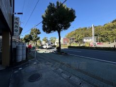 前面道路も広く、駐車しやすいです。