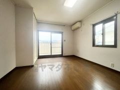 2面採光がとれる主寝室は、南側に窓を設けているため、一日中明るく、気分も明るくなります。