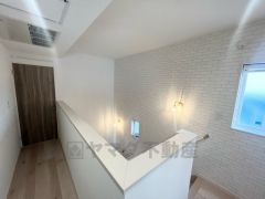 階段にも窓もあり、明るい空間になりますね。