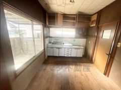 背面キッチン、収納場所が多いので調理器具や調味料の収納も便利ですね。