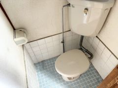 災害時でも安心のタンク付きトイレを採用しました。