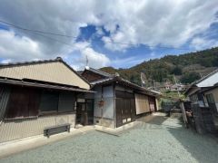 くさん友達を呼んでBBQ。ドッグランに家庭菜園も楽しめる魅力的なプライベートガーデン。芝生を敷いてガーデンチェア