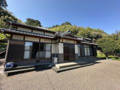広い敷地内に立つ大変きれいな平家。