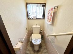 毎日使う場所、窓があると自然な換気ができます。 日中の自然光が入るとトイレ内が明るくなります。 自然な通風ができ、湿気がこもりにくいです。