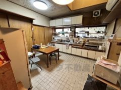 背面キッチンで、収納スペースが多いので、調味料や調理器具収納もたくさん入ります