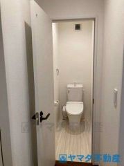 災害時でも安心のタンク付きトイレを採用しました。 1階と2階の2か所にトイレを設けています