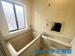 一日の疲れを癒してくれる場所なので、快適に過ごして頂く為にゆったりサイズのバスタブを用意しました