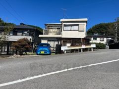 前面道路は閑静な住宅地をはしる車通りの少ない道路。お車の出し入れが苦手なママや小さなお子様にも安心ですね。