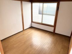 窓があると、自然光が入ってきて、日中は明るく快適に過ごせますね。