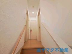 手すりがあるので、階段の上り下りも安心ですね。