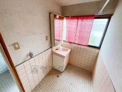 窓からの光で一日を始める、爽やかな洗面台