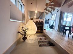 住まう人も来客も入った時にワクワクさせてくれるオシャレな玄関