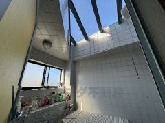 3階のお風呂で天井が高く、外が見えるのはとっても魅力的でリラックスできる空間ですね。外観を楽しみながらお風呂に入るのは特別なひとときですね。