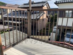 開放的なバルコニーは見晴らしもよく、太陽の温かな温もりをめいっぱい受け止めてくれます。太陽の光と爽やかな風を受けたお洗濯物はあっという間に乾き、取りこむ時には太陽の匂いを感じられそうですね。