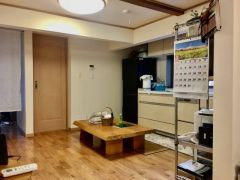 温かみのある木材が、お部屋全体の雰囲気を落ち着かせてくれますね。