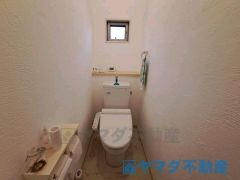 災害時でも安心のタンク付きトイレを採用しました。 1階と2階の2か所にトイレを設けています