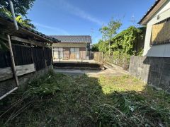 青空の下に広がる庭先はガーデニングや家庭菜園など暮らしに彩りを添えます