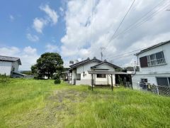 ゆとりのある敷地と充実した駐車スペースを備えた平家