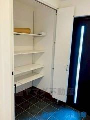 ベビーカーやアウトドア用品などたくさんしまえて便利なシューズインクローク付き