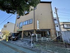 駐車場も広く、お庭もあります。