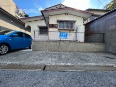 お車の出し入れが苦手なママや小さなお子様にも安心ですね。しっかり舗装もされているので、ベビーカーや自転車で通っても快適に通行できます。