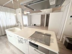 ダイニングからワークスペースを見渡せる、見せるキッチン。ダイニングとの空間のつながりが、スペースのゆとりを生み出します