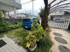 駐車場には、車2台駐車できます