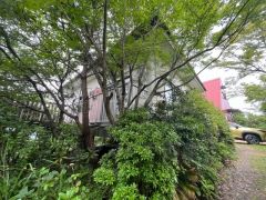 四季折々の山の景色を楽しめる物件。日常を忘れてゆっくりするのに適しています。