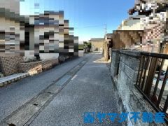 前面道路は閑静な住宅地をはしる車通りの少ない道路。