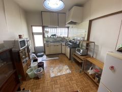 キッチンに勝手口があると、直接外にゴミを出したり、室内の臭いがこもりにくいです。