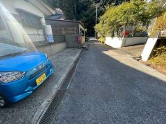 お車の出し入れが苦手なママや小さなお子様にも安心ですね。しっかり舗装もされているので、ベビーカーや自転車で通っても快適に通行できます。