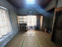 窓が2面ある和室は、明るくて風通しの良さが魅力的ですね。自然光がたっぷり差し込み畳の質感や木のぬくもりがさらに引き立つ空間になりますね。