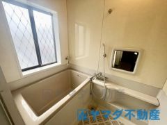 一日の疲れを癒してくれる場所なので、快適に過ごして頂く為にゆったりサイズのバスタブを用意しました