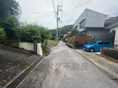 お車の出し入れが苦手なママや小さなお子様にも安心ですね。しっかり舗装もされているので、ベビーカーや自転車で通っても快適に通行できます。