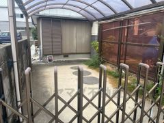 カーポート付き、大事な愛車を守りますね。