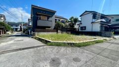 前面道路は閑静な住宅地をはしる車通りの少ない道路