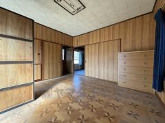 木目のフローリングが暖かみのある室内に。明るい寝室で心地のいい朝を迎えられそう。