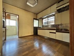 キッチン横の洗面脱衣室があると、料理をしながらお子様の面倒が見れたり、家事導線がスムーズになりそうですね。