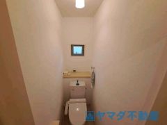 今では当たり前のウォシュレット付き。便座を温める機能もついていて、居心地良くてトイレから出られなくなるかも