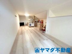 屋根裏部屋、お子様の秘密基地にはいいですね。