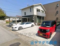 駐車場には車4台駐車できます。