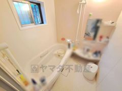 大型の浴槽に浸かって日頃の疲れを癒して頂く事が出来ますね