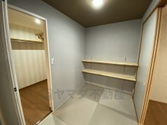 和室のお部屋、稼働棚もあり、お子様のおもちゃなど収納、小物を飾ったり色々と