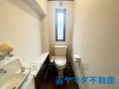 節水型でエコなトイレには、今では当たり前のウォシュレット付き。