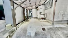 カーポート付き、雨の日の乗り降りも快適です。大切な愛車を守ります