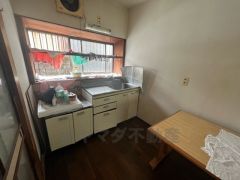 引出し式の収納や壁掛けの収納アイテムを取り入れることで、作業スペースが広くなります。窓からの自然光を生活かし解放的になります。