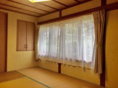大きな窓からたっぷりと陽光が注がれる明るい空間。