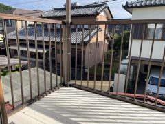 開放的なバルコニーは見晴らしもよく、太陽の温かな温もりをめいっぱい受け止めてくれます。太陽の光と爽やかな風を受けたお洗濯物はあっという間に乾き、取りこむ時には太陽の匂いを感じられそうですね。