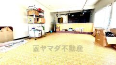 大きな窓からたっぷりと陽光が注がれる明るい空間。