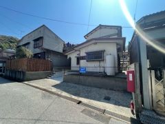 お車の出し入れが苦手なママや小さなお子様にも安心ですね。しっかり舗装もされているので、ベビーカーや自転車で通っても快適に通行できます。